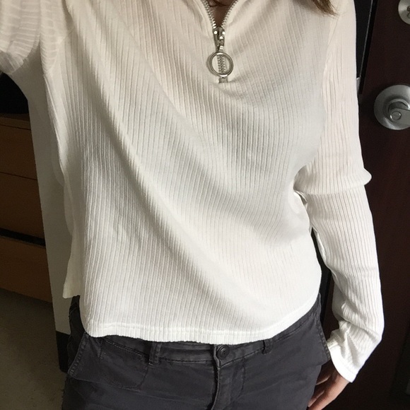 Thin Cropped Sweater - Picture 4 of 5